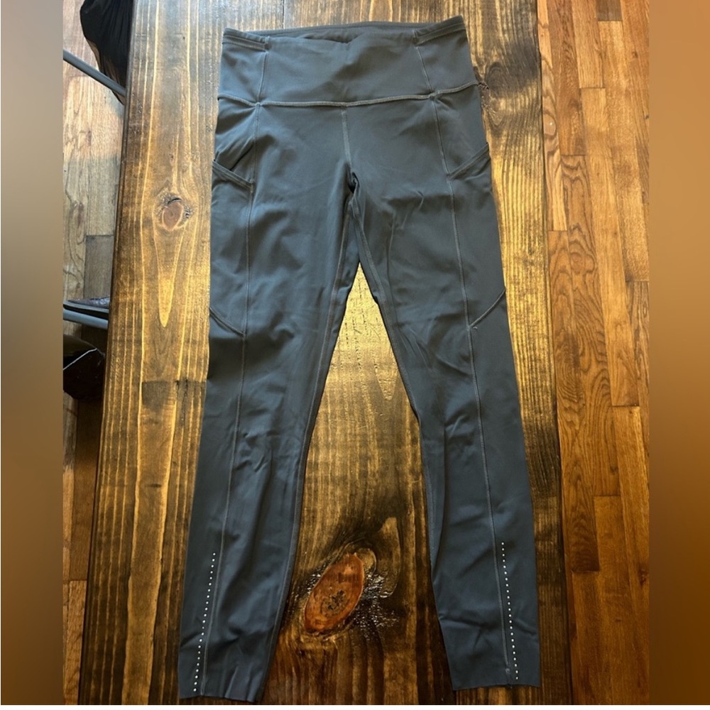 Lululemon size 6 leggings.
Dark gray color